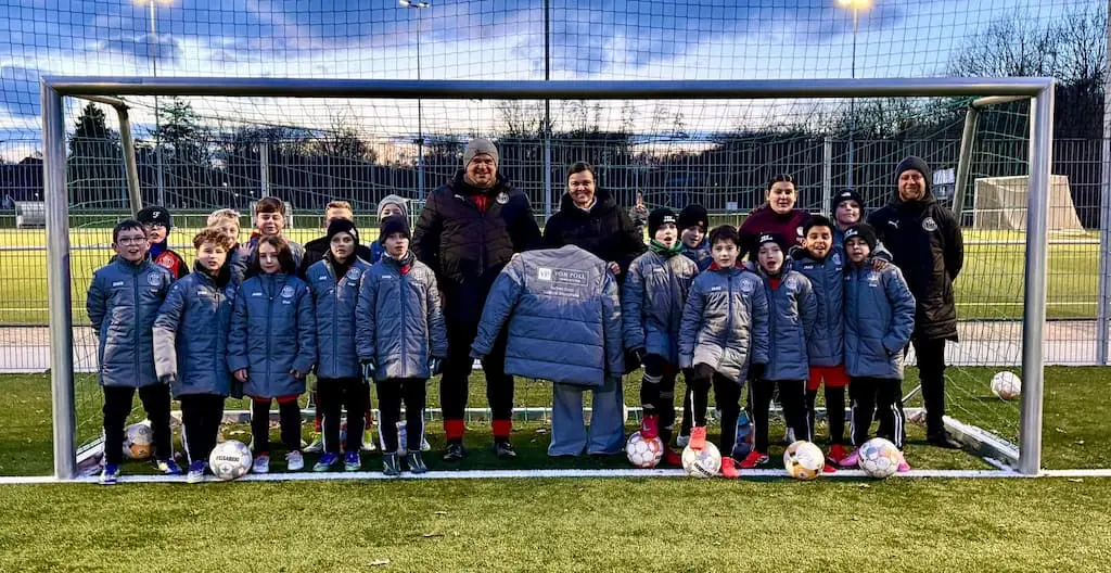 Foto der Jugendmannschaft des FSV Offenbach. Alle tragen die vom VON POLL IMMOBILIEN Shop Südliche Weinstraße gesponsorten Trainingsjacken.