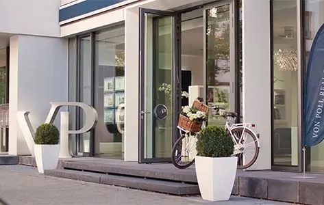 VON POLL IMMOBILIEN Flagship Store Front με ποδήλατο