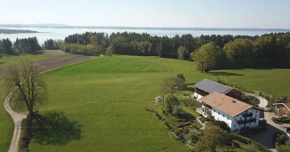 Hof am Chiemsee in naturnaher Umgebung