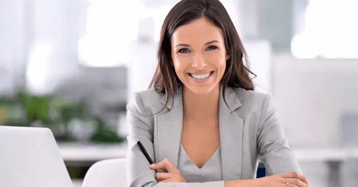 Lächelnde Dame - Stellenanzeige Teamassistenz (w/m/d) in Hamburg-Walddörfer