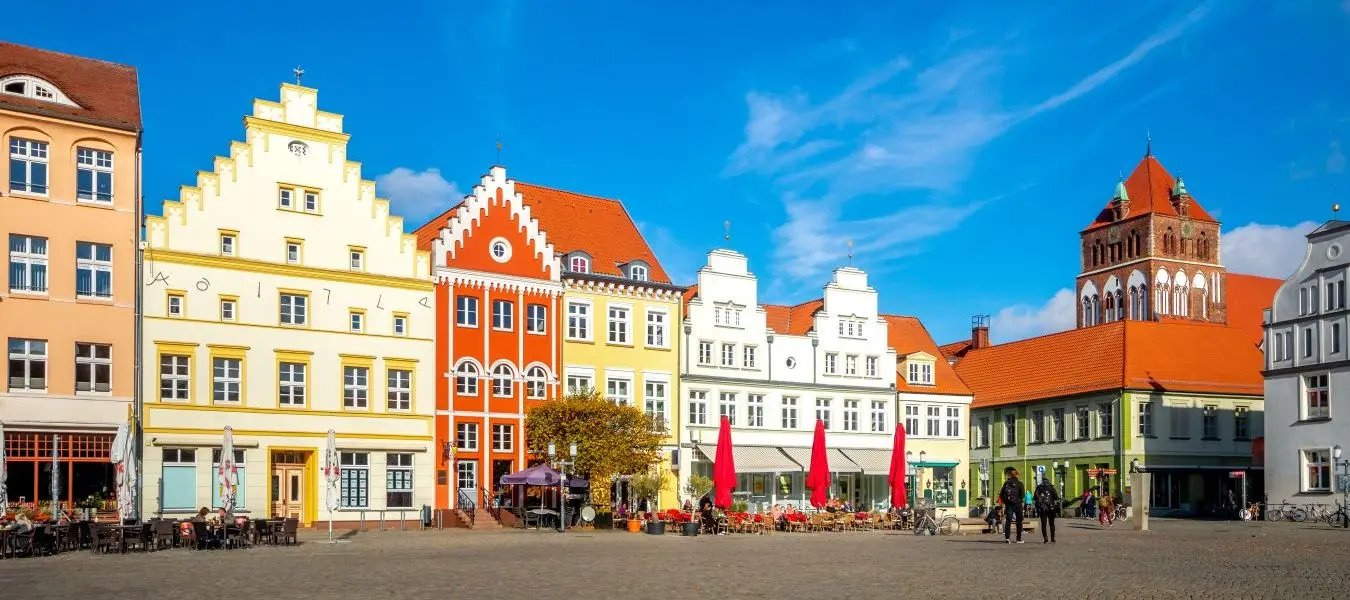 Stadtkern von Greifswald mit bunten Hausfassaden