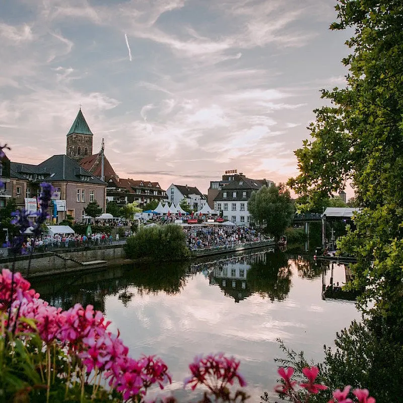 Stadtbild mit Blick auf die Ems beim Emsfestival!