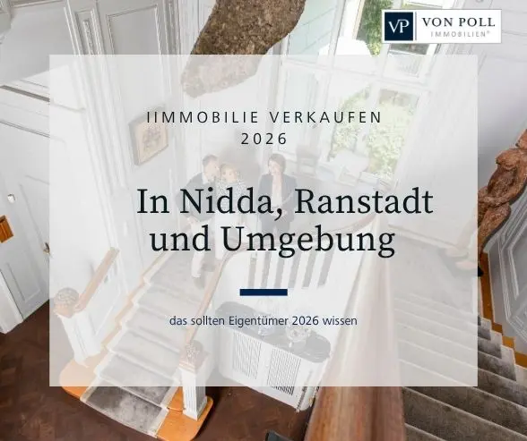Elegantes Treppenhaus einer Altbau-Immobilie mit Paar auf der Treppe – Titelbild zum Thema Immobilie verkaufen 2026 in Nidda, Ranstadt und Umgebung von VON POLL IMMOBILIEN