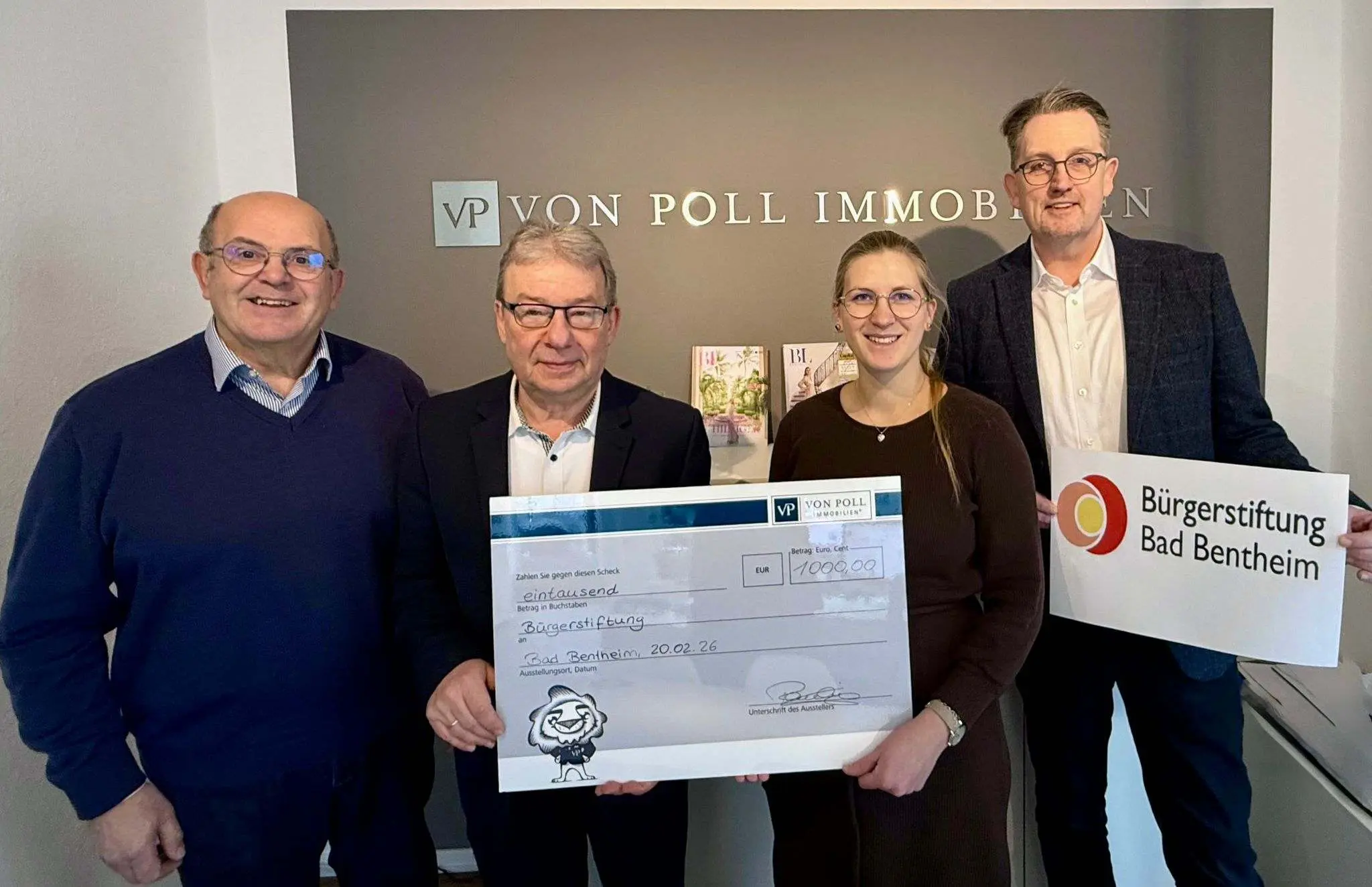 Scheckübergabe über 1000 € an den Vorstand der Bürgerstiftung Arend Lödden links und Friedhelm Wensing rechts; In der Mitte Lina Pauling und Günter Wiesner des von Poll Teams