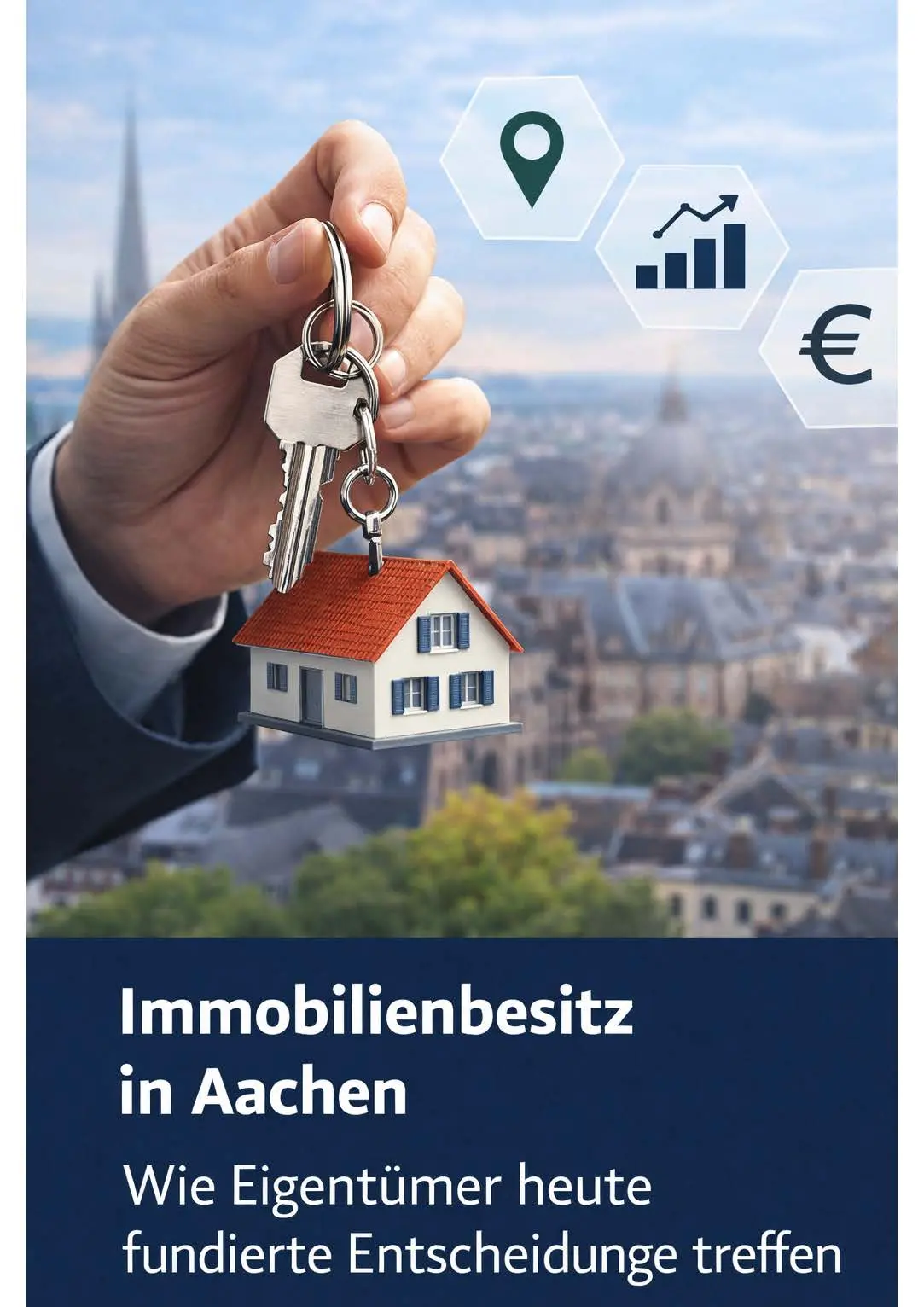 Männerhand hält Schlüssel mit Modellhaus