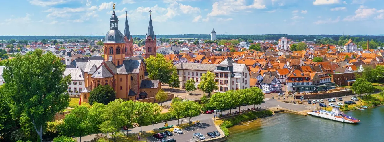 Stadtpanorama: Seligenstadt aus der Luft