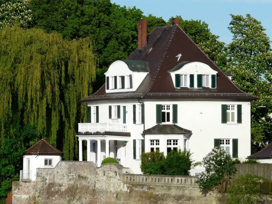 Repräsentative Gründerzeit-Villa mit Walmdach, grünen Fensterläden und großzügigem Grundstück in exklusiver Lage