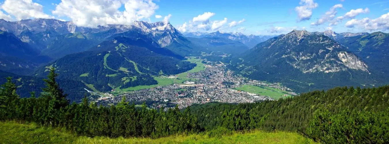 Garmisch-Partenkirchen Panorama Ansicht mit Alpen im Hintergrund