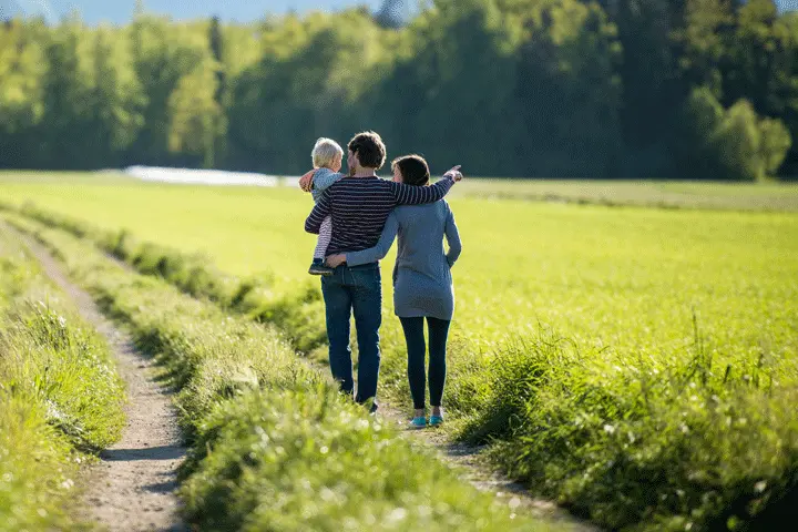 Familie kehrt der Stadt dem Rücken zu