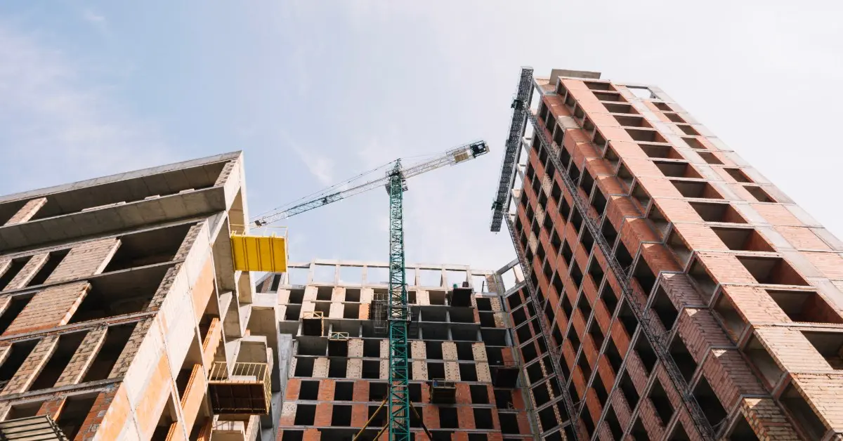 Obra en construcción con grúa y edificios inacabados