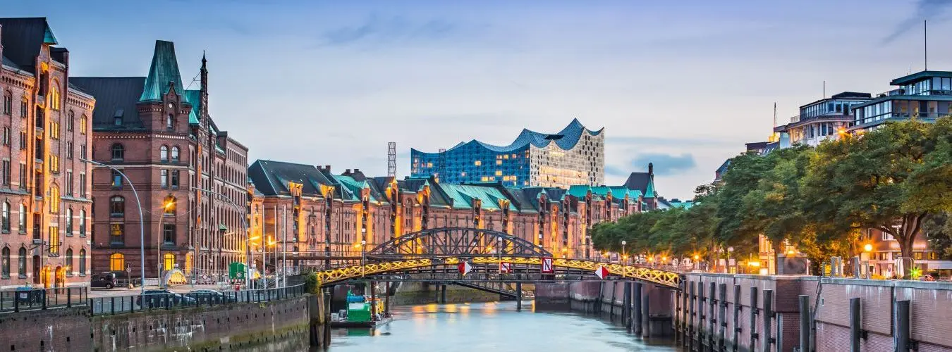 Blick von der Alster auf die Elbphilharmonie in Hamburg