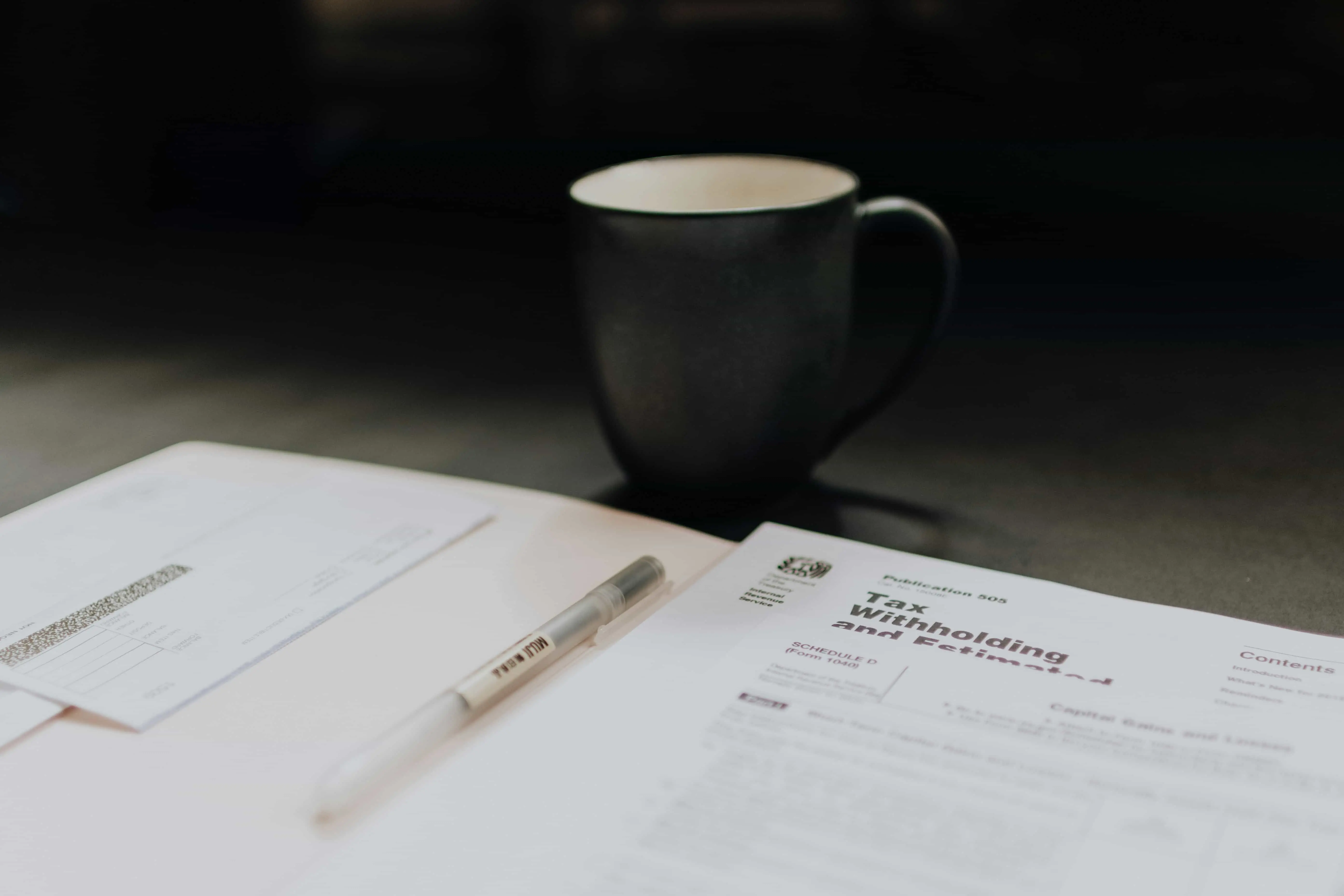 Notizblock mit Stift und Kaffeetasse