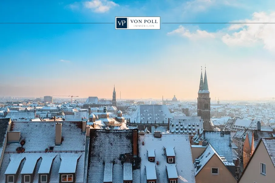 Blick von der Nürnberger Burg auf die verschneite Stadt Nürnberg im Winter, mit schneebedeckten Dächern.
