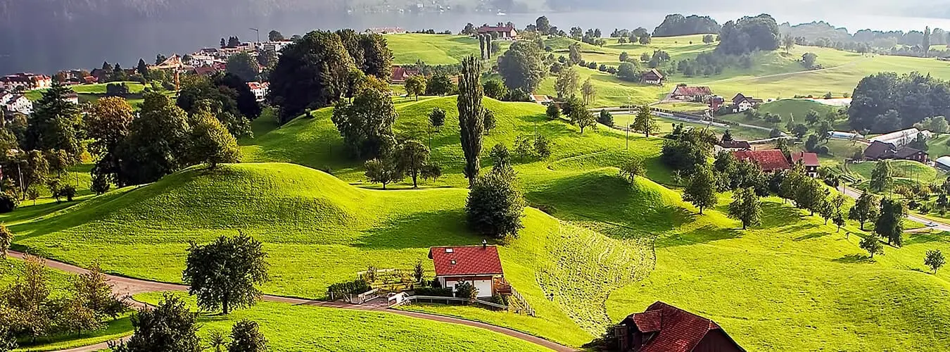 Häuser inmitten grüner Natur
