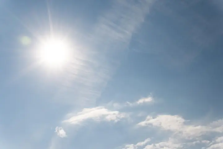 Strahlendblauer Himmel mit wenigen Wolken und viel Sonnenschein