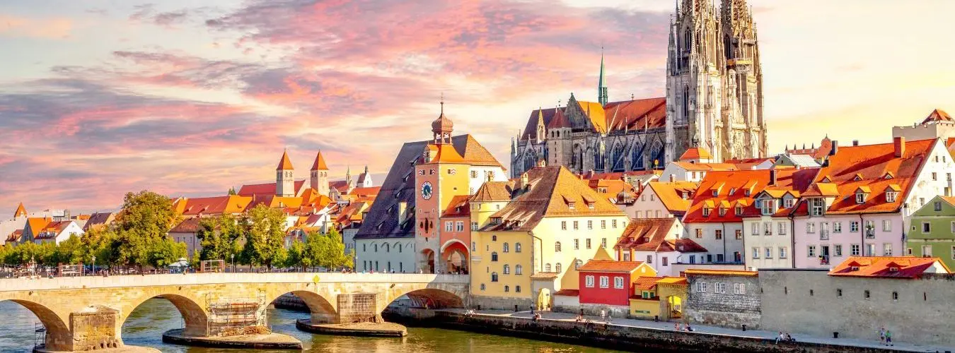 Blick auf Regensburg mit Dom im Hintergrund