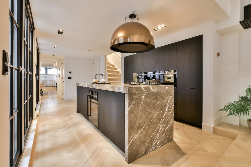 Moderne Küchenarbeitsplatte in einem Neubau