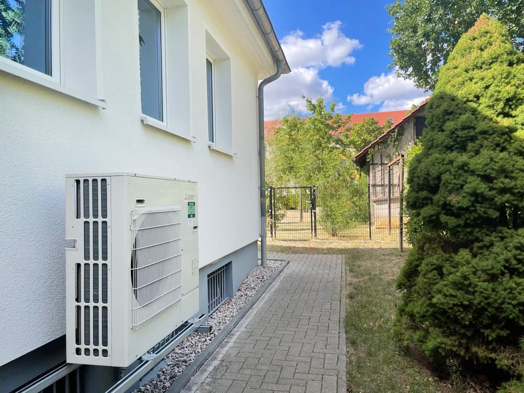Klimaanlage an weißer Hauswand