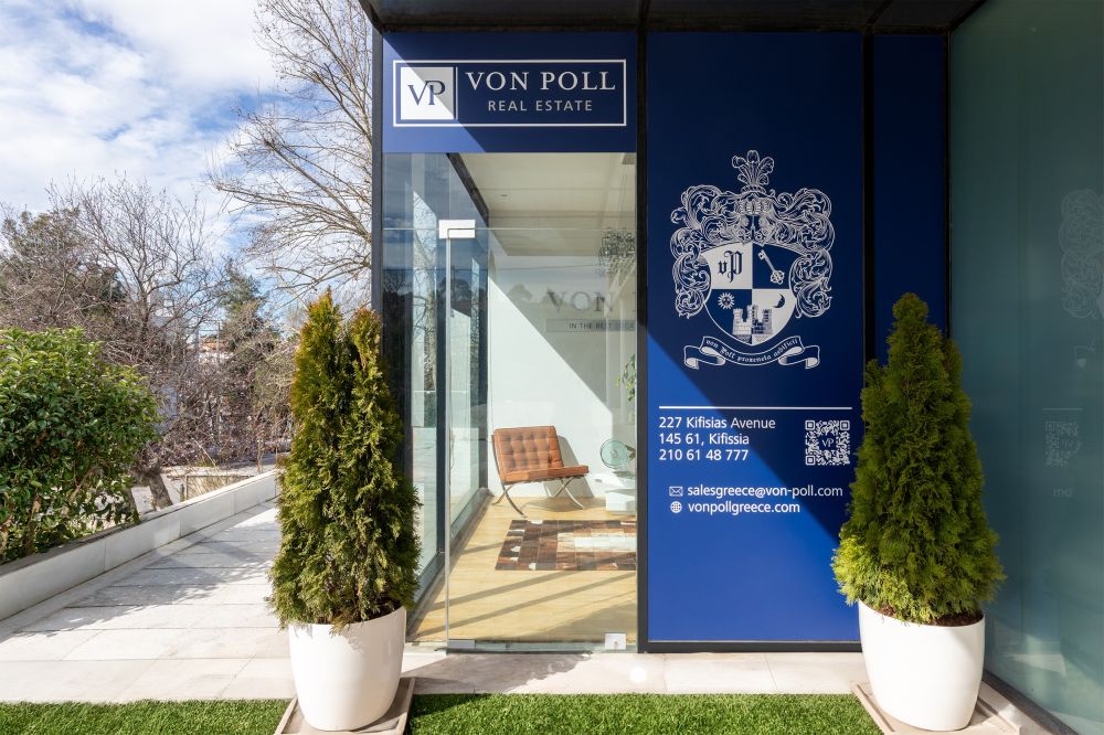 Shopfront des VON POLL REAL ESTATE Shops in Athen