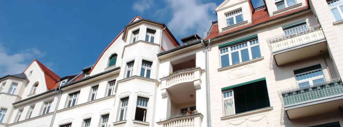 Mehrfamilienhaus in einem Wohngebiet