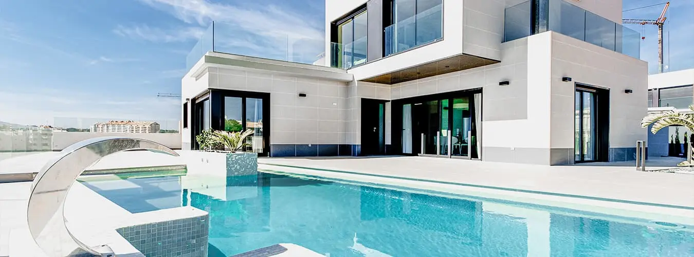 VON POLL IMMOBILIEN – Immobilien-Ratgeber Header Image – Haus mit Pool